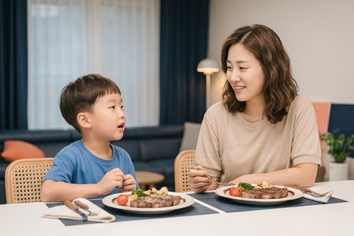 식탁에서 솔직하게 말하는 아들과 귀 기울이는 엄마