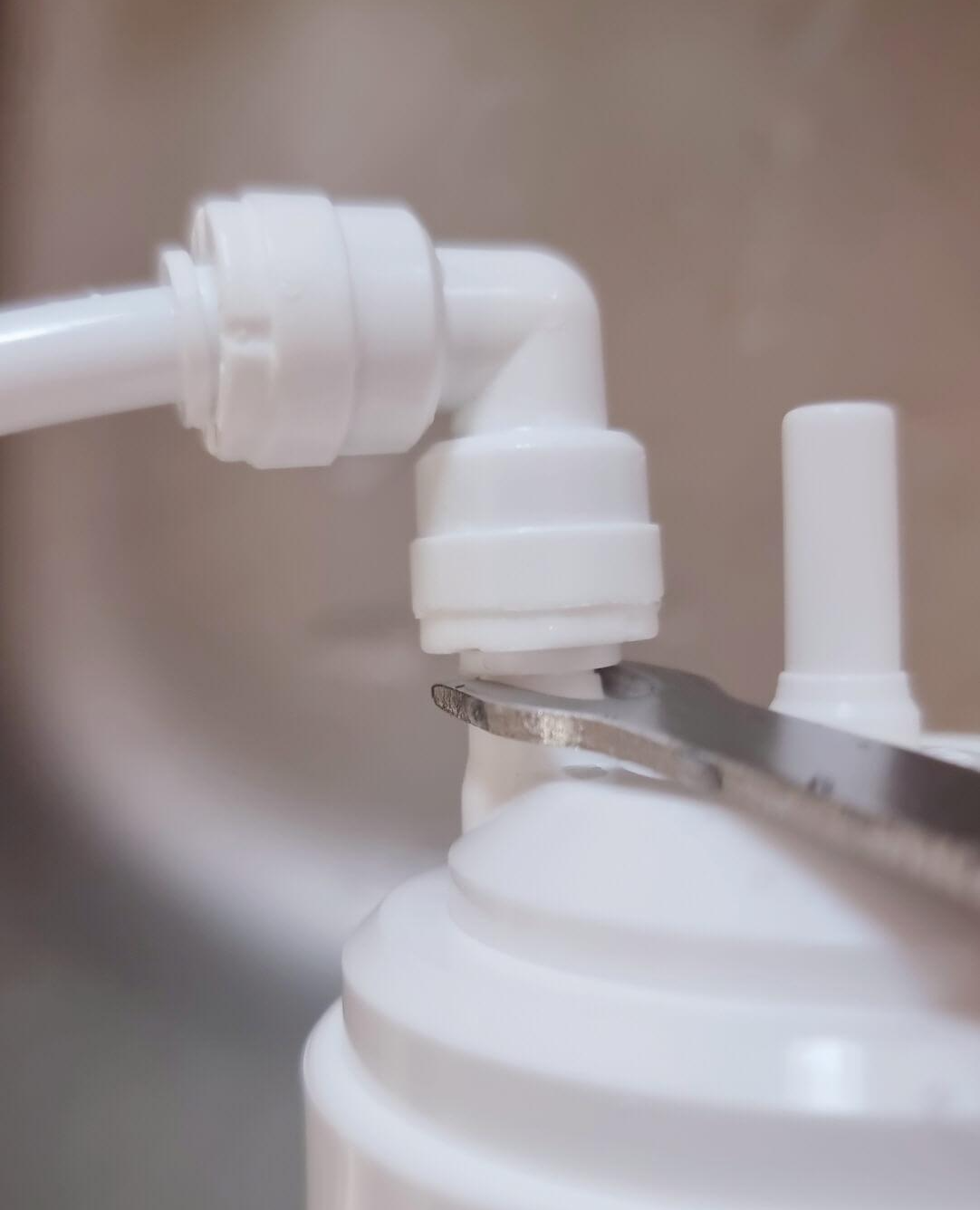 정수기 필터 호스 연결부 제거 중