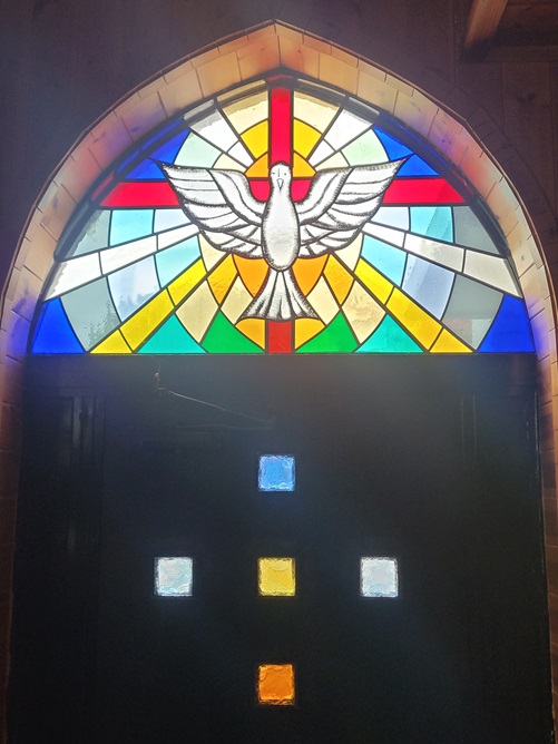 시기동성당 출입문과 스테인드글라스