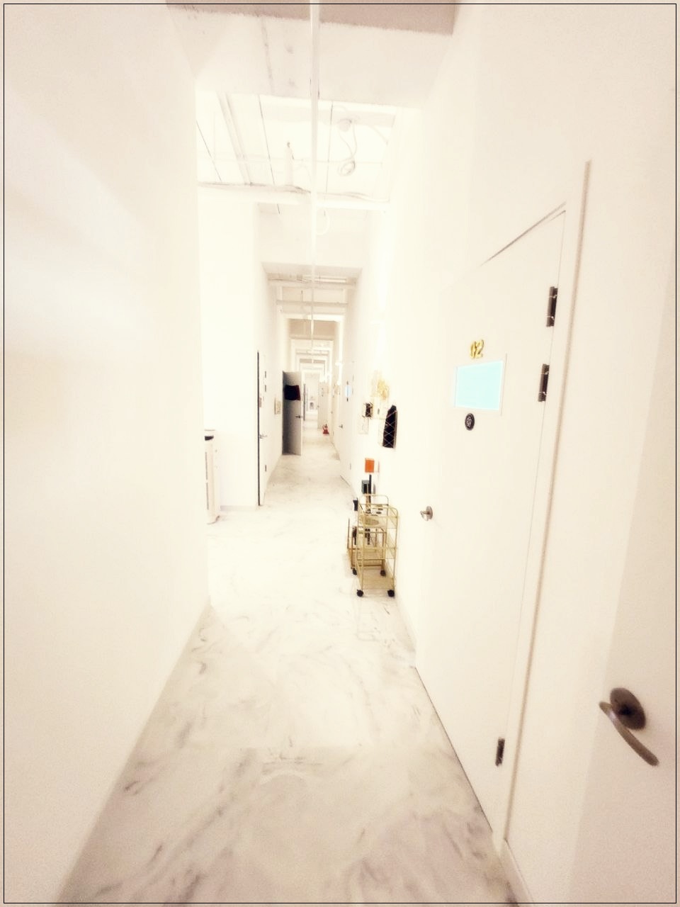 화이트 톤의 대리석 인테리어가 돋보이는 수원 호매실 까멜리아 복도