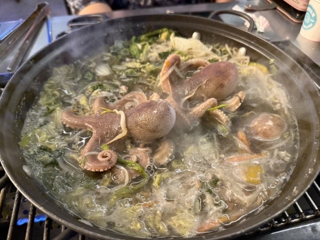 식사 마무리로 즐기는 쭈꾸미 샤브샤브 국물과 재료 모습