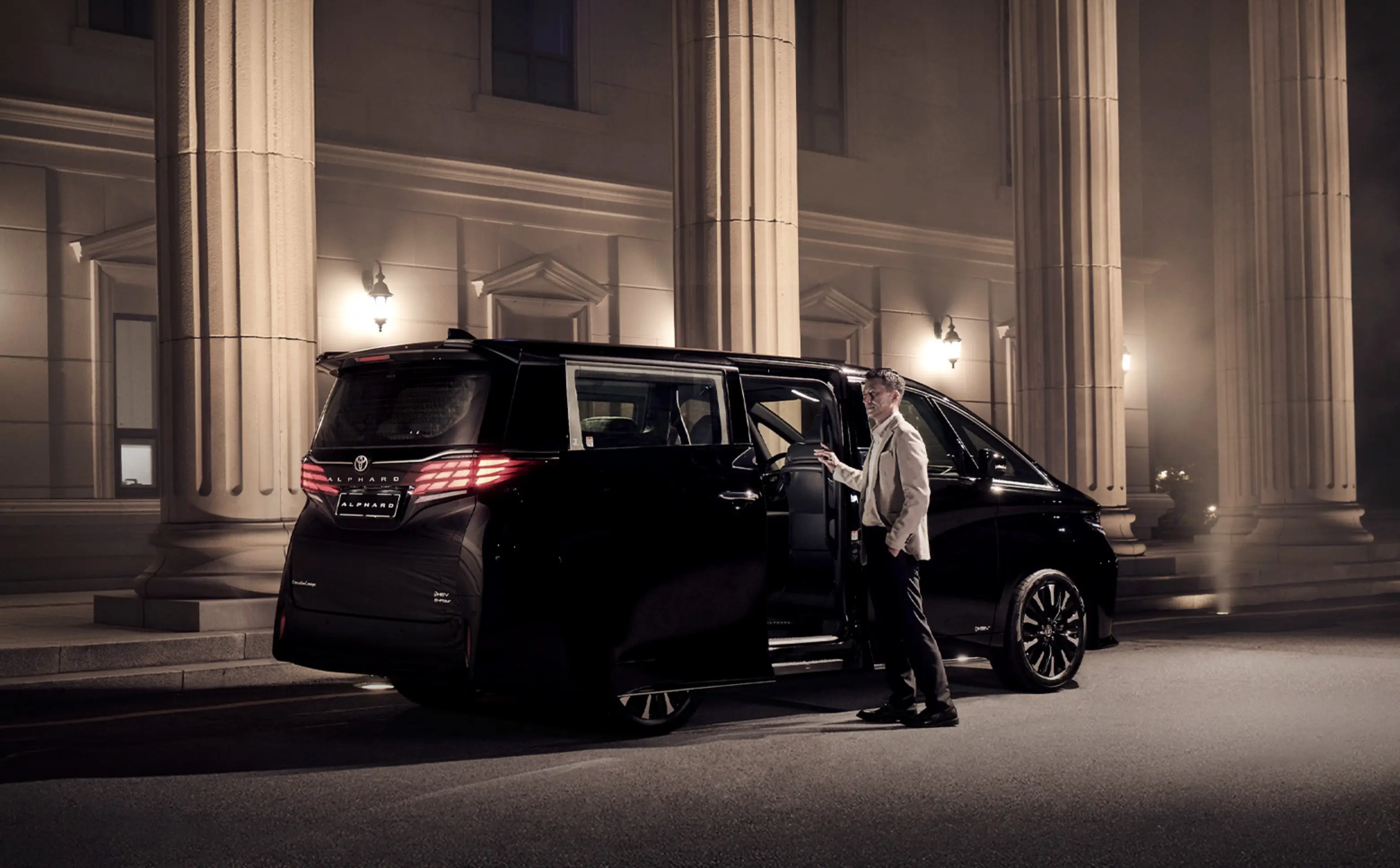 models-alphard-gallery-view-4