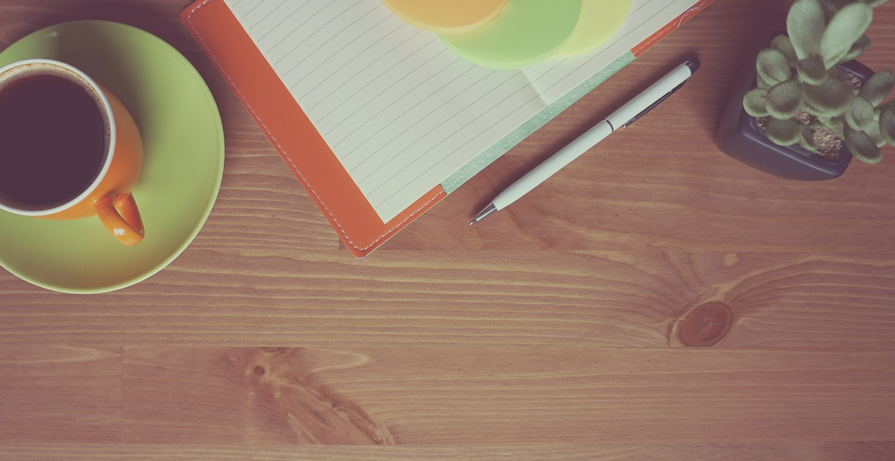 커피한잔, 노트, 볼펜, 다육이화분 하나