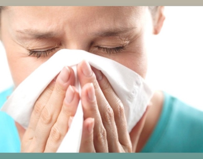 비염 증상을 보이는 사람을 모사한 사진입니다.
한 사람이 흰색 휴지나 손수건으로 코를 막고 있으며, 눈을 감고 있는 모습입니다.