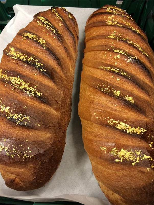 금이 올려진 빵