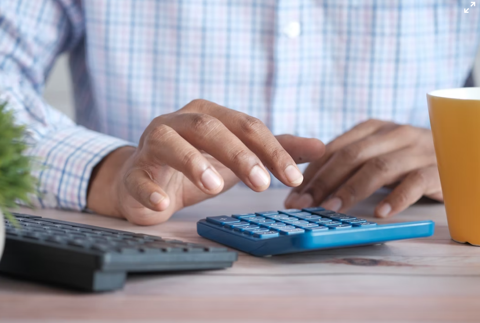 계산기로 증여세를 계산해 보는 사람의 손