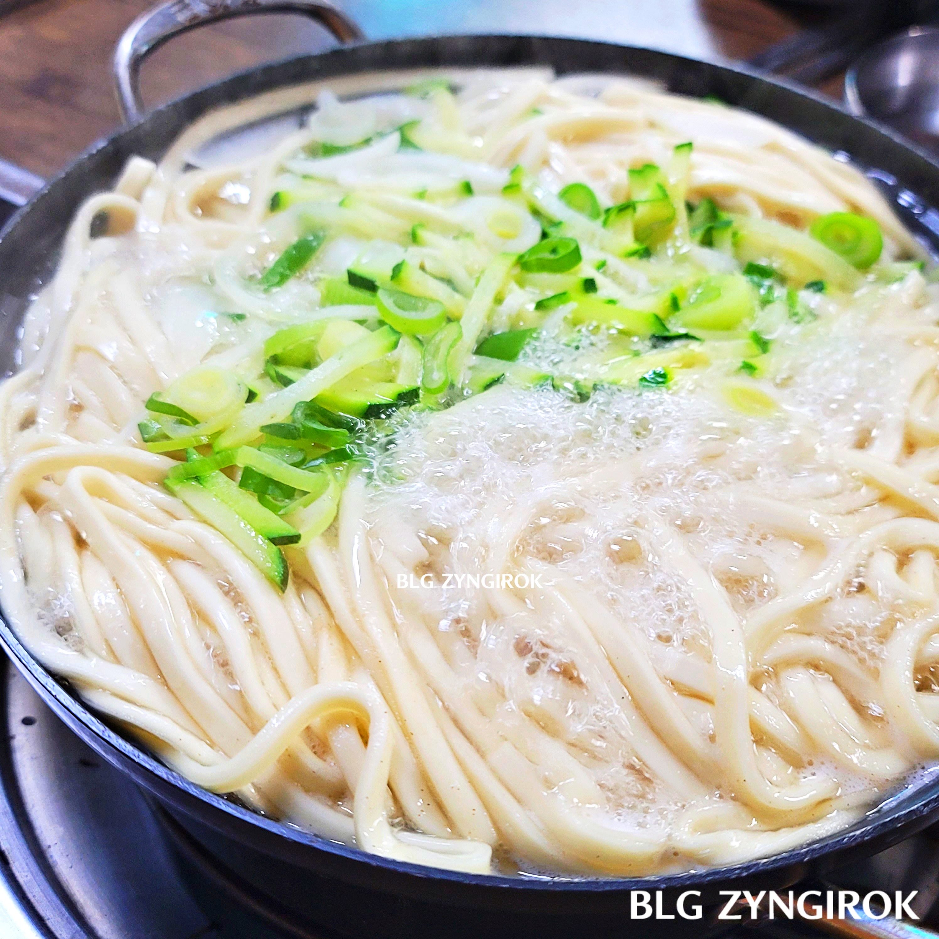 양주 맛집 밀밭칼국수 - 칼국수가 끓고 있는 모습이다.