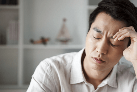 피곤해하는 남자