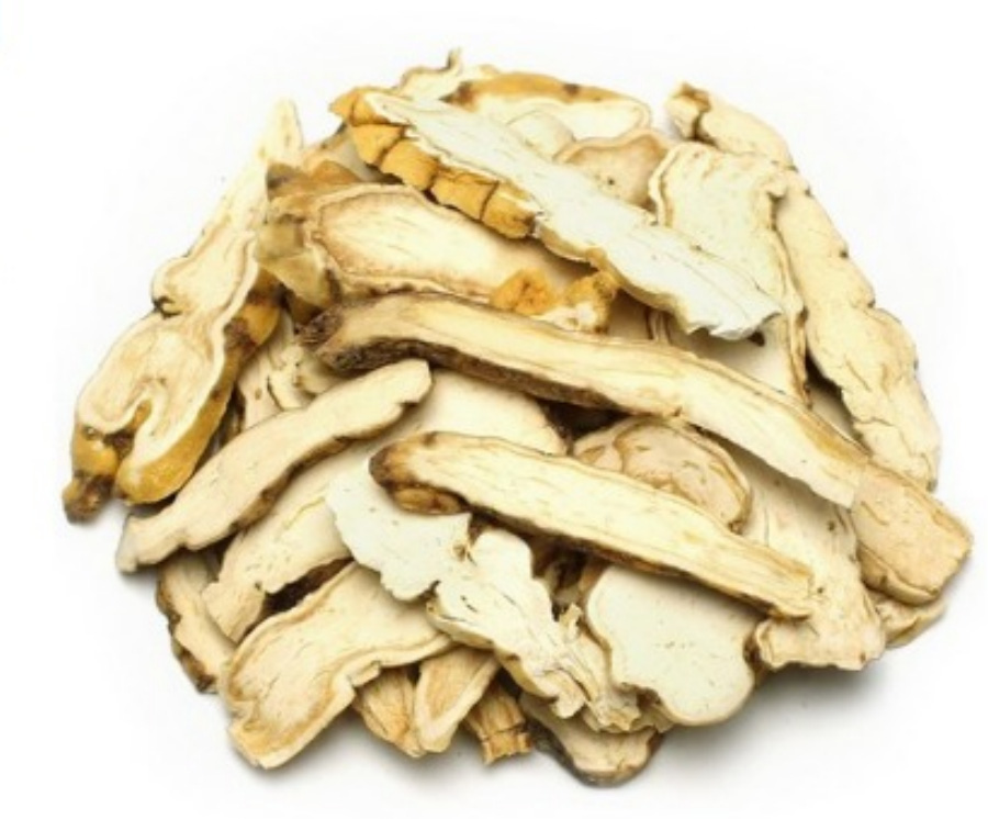 야생에서 채취를 한 백하수오를 깨끗하게 세척한 후에 편으로 썰어 놓은 것을 하얀 바닥 위에 수북하게 놓아두고 찍은 사진