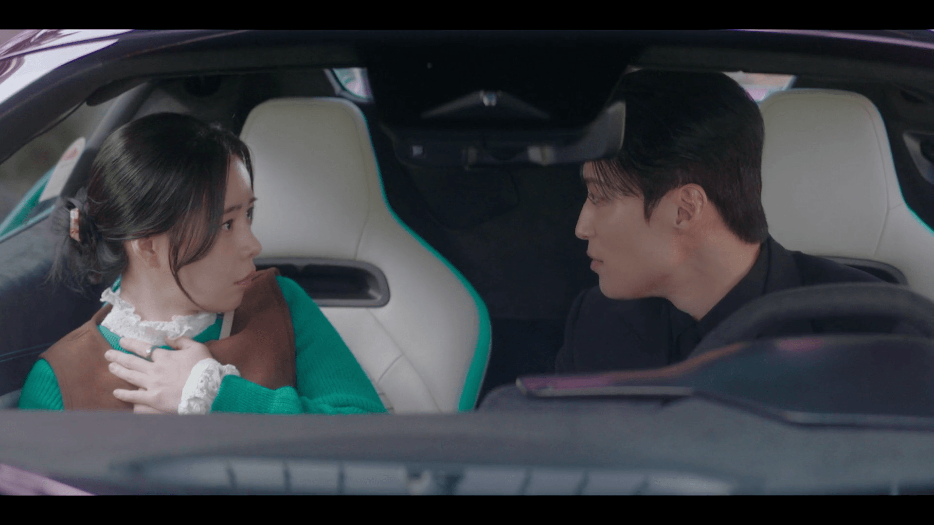 마세라티 MC20 퓨라 카본 소재와 알칸타라 가죽으로 마감된 내부 시트 및 핸들 인테리어