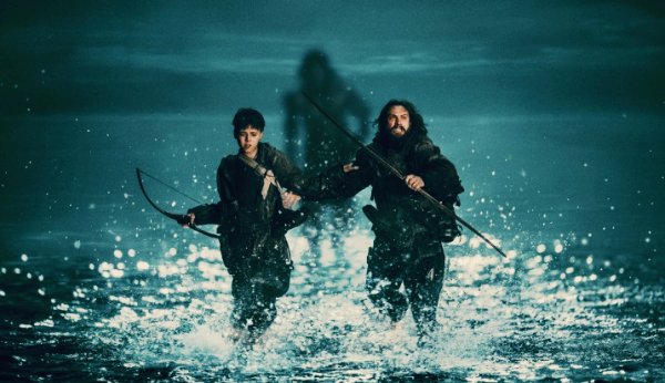 23년 만에 돌아온 대니 보일 감독의 ‘28년 후’는 고립된 섬 ‘홀리 아일랜드’에서 자란 소년 스파이크를 전면에 내세워 기존 좀비물과 다른 성장 서사를 시도합니다. 팬데믹 이후 변화한 현실을 투영하며 3부작의 서막을 알린 작품이기도 하죠.