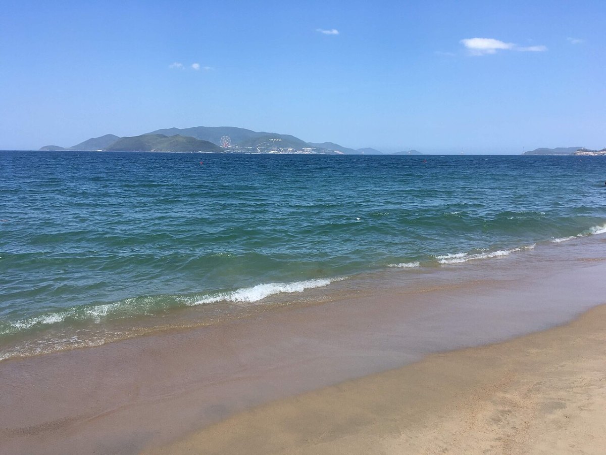 나트랑 해변에서 바라본 파도와 바다 건너 섬