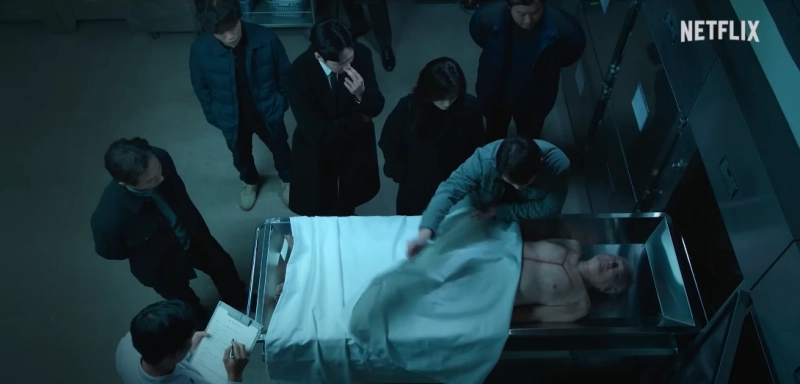 한 노인이 영안실에 누어 있는 넷플릭스 드라마 선산