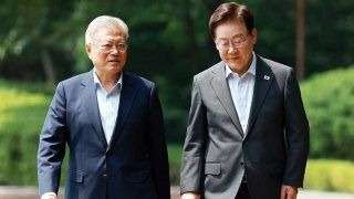 李&middot;文 가짜뉴스: 이재명 대통령 문재인 전 대통령 상춘재 회동 "멸칭 가짜뉴스 근절" 민주진영 단합과 외연 확장 전략 분석