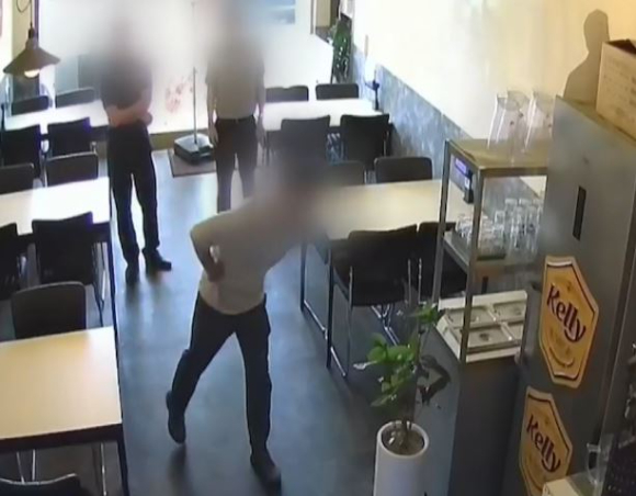 대구 중구청 공무원들이 '치킨집 갑질'로 많은 질타를 받고 있는 가운데 이들의 사과 태도까지 도마 위에 올랐다. 사진은 지난 17일 해당 공무원들이 피해를 본 치킨집을 찾아와 사과하는 것으로 추정되는 모습. [사진=KBS 보도화면 캡처]