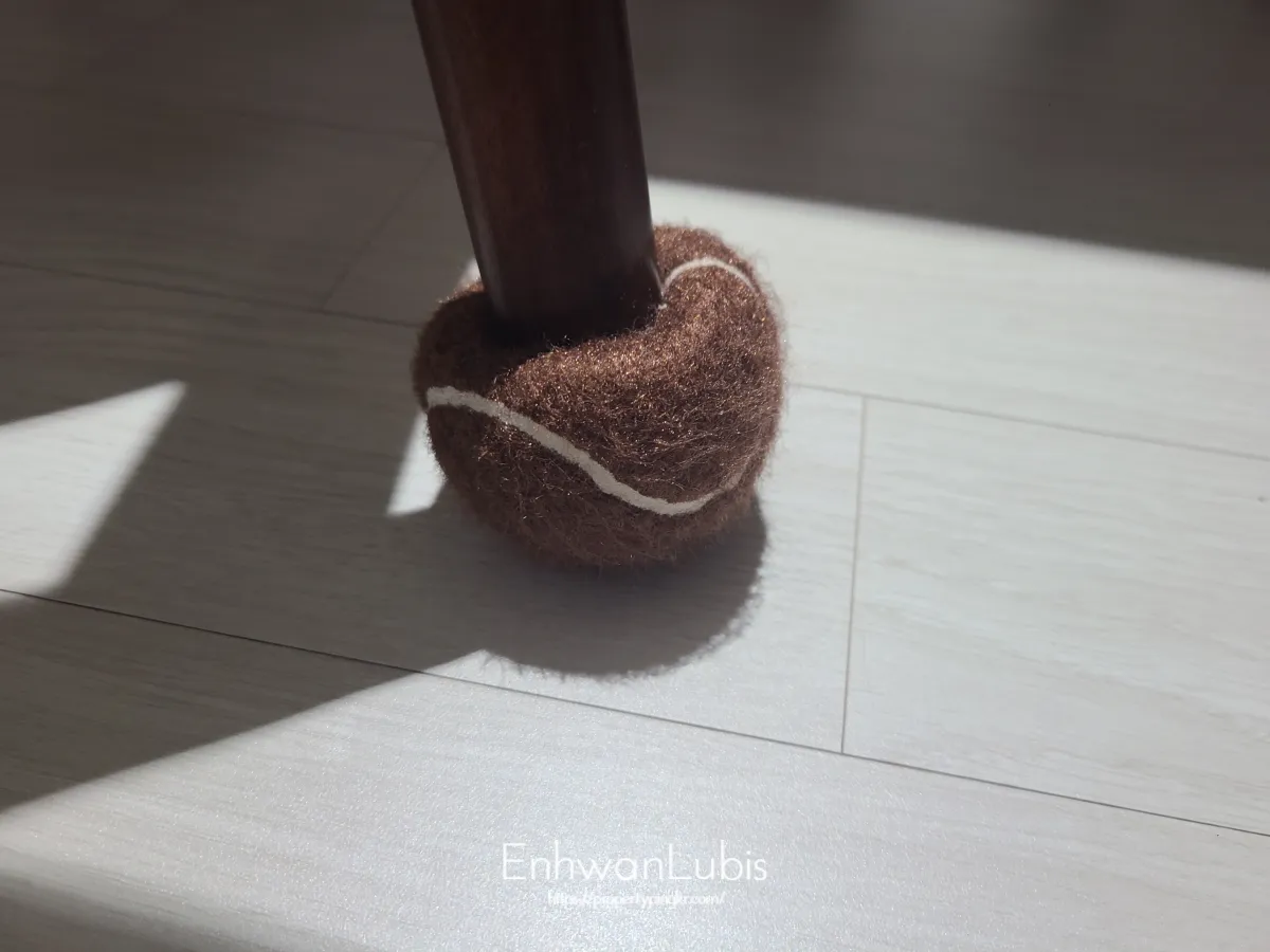 갈색-테니스공-의자발커버가-씌워진-갈색-식탁다리