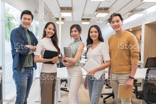 청년들이 서 있는 사진