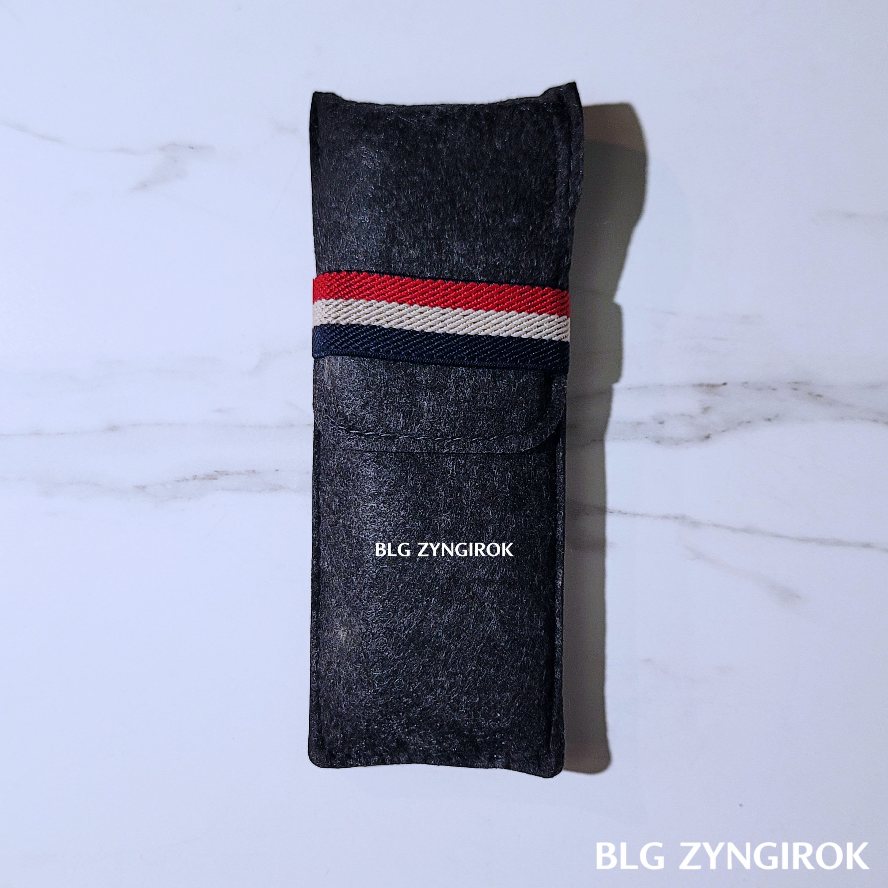 무아스 초경량 휴대용 다목적 노트북 거치대 케이스가 테이블 위에 놓여있다.