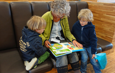 노인복지시설에서 아이들과 하는 놀이 프로그램의 실제 효과는?