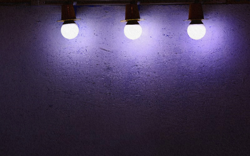 밝게 빛나는 전구와 어두운 내부