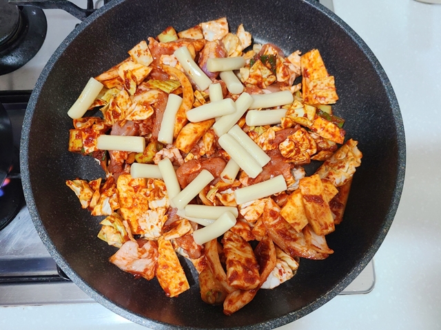 팬에 올린 쌈장닭갈비와 밀떡볶이