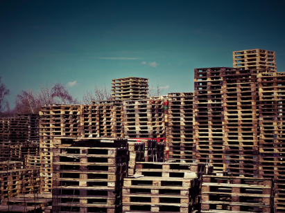 폐목재 DIY 프로젝트 – 버려진 나무 팔레트로 테이블, 선반, 고양이 하우스 만들기