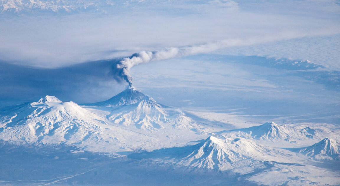 베즐리 화산의 전경을 볼 수 있는 사진
