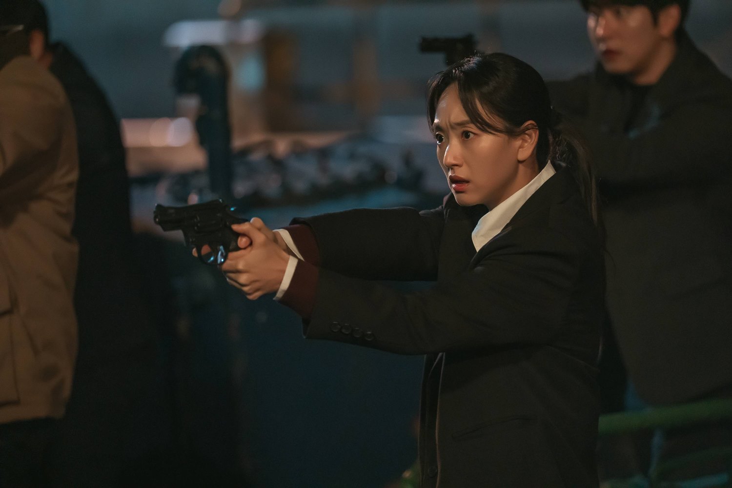 판사 이한영 최종회 공개 스틸, 권총을 든 김진아 역 원진아