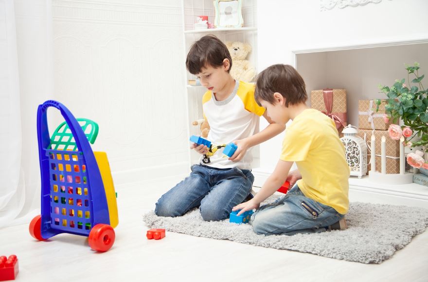 키즈펜션 레고 놀이하는 남자아이 두명 사진