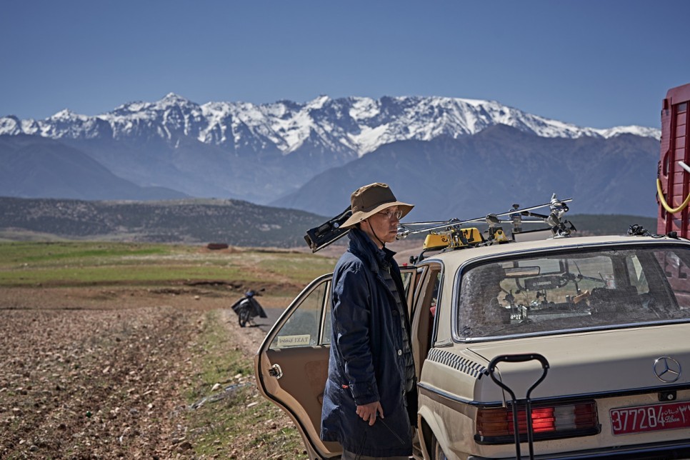 영화 비공식작전의 배경3