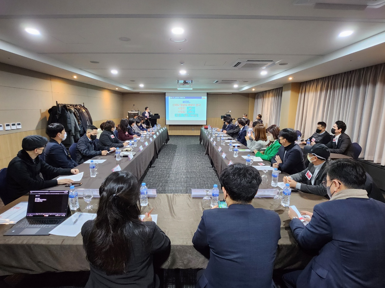 비엔아이 그랜드챕터 런던홀 회의실에서 진행하는 주간회의의 모습입니다