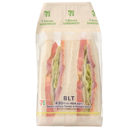 일본 편의점 샌드위치가 투명한 전용 비닐안에 포장되어 있다.
