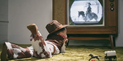 옛날 티비안에 영화를 보고 있는 어린 여자 이