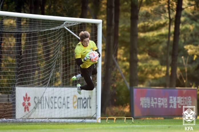골키퍼-조현우가-몸을-날려-볼을-막는-사진
