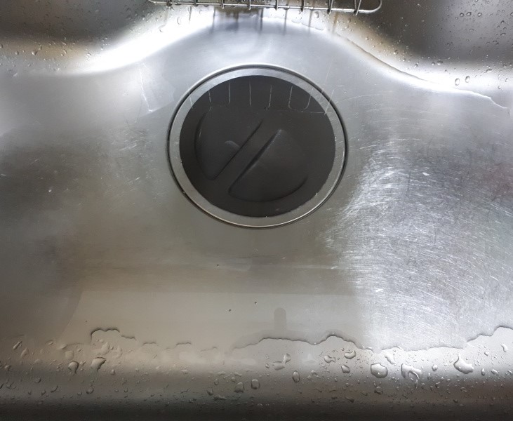 개수대에-뜨거운물-붇기