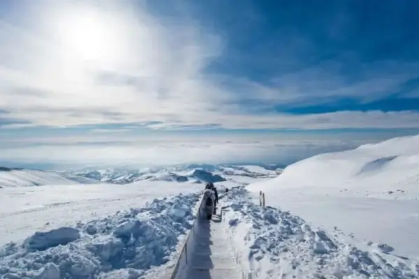 매서운-추위와-강풍으로-흩날리는-눈을-딛고-백두산-등산로를-오르는-여행객