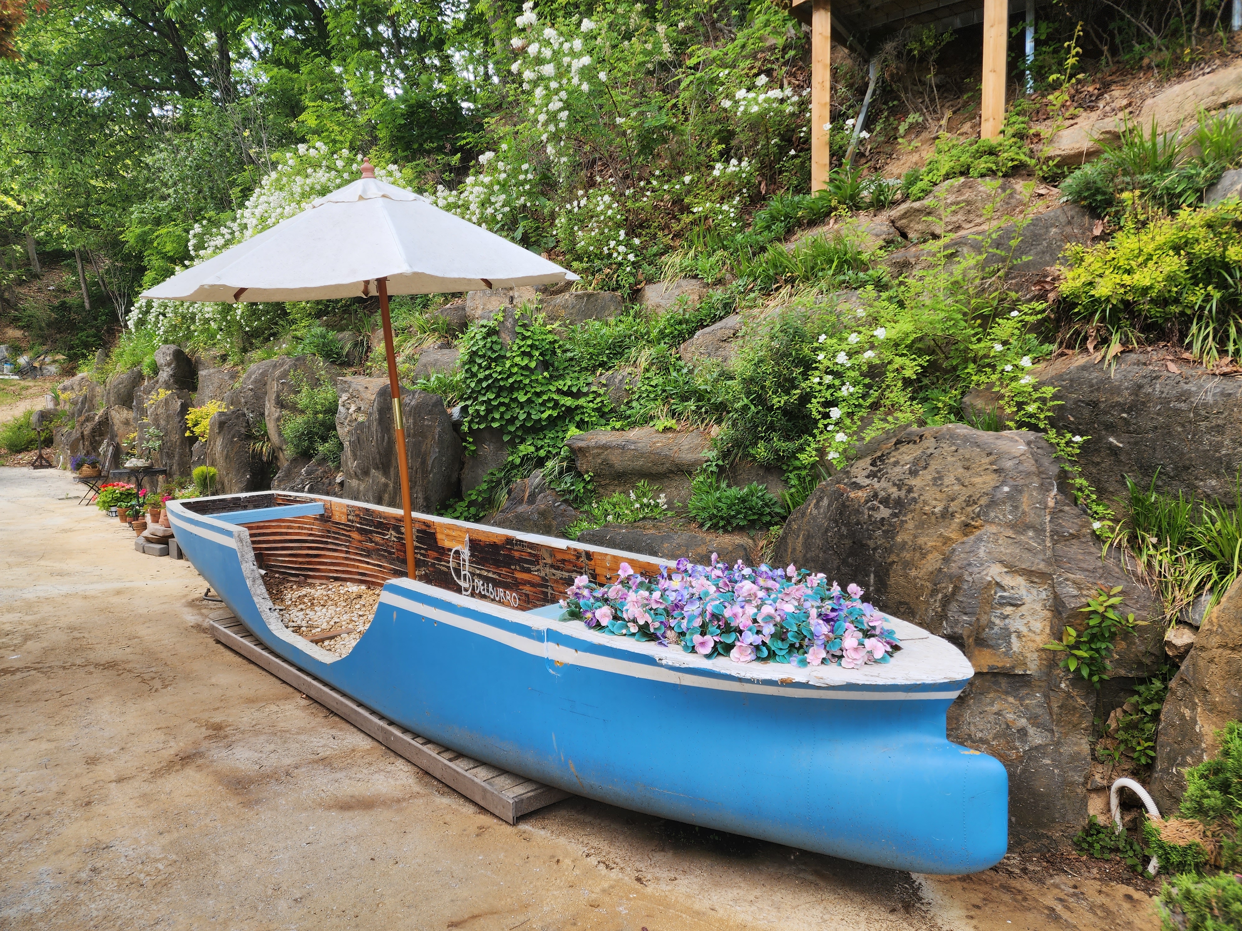 델버로 카페 외부 인테리어