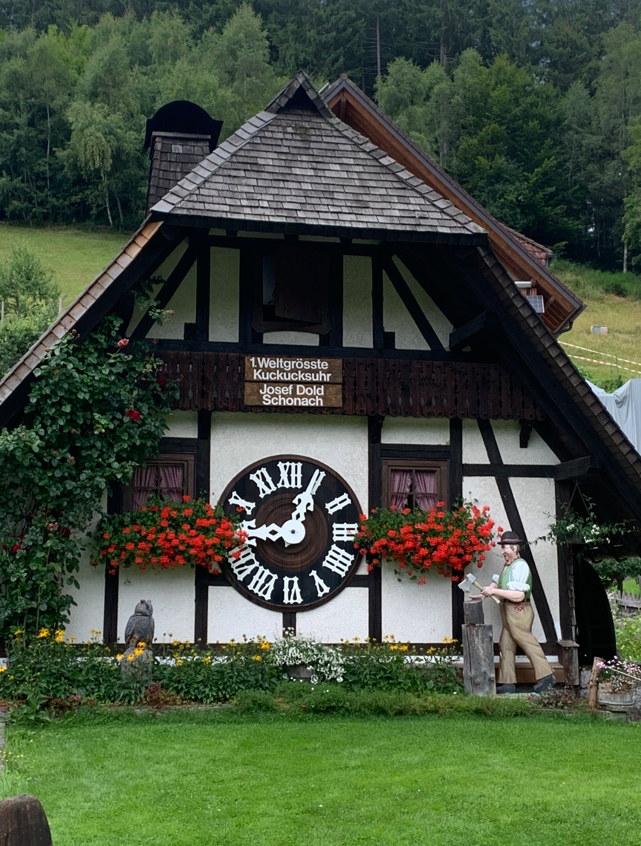 진짜 집 크기와 사람 크기의 뻐꾸기 시계 집 사진