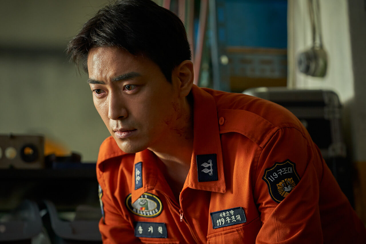 효종과 동료들의 죽음에 넋을 잃은 송기철