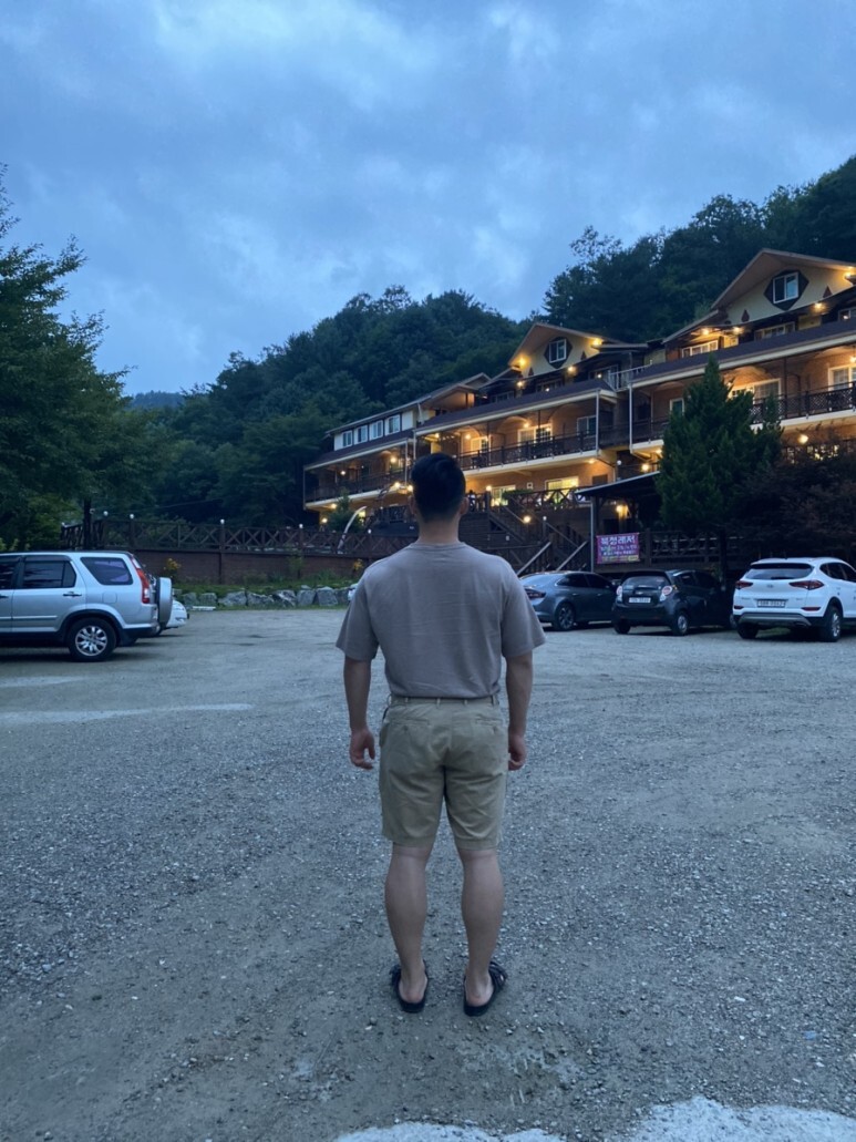 데일리 룩(오뭘입)_칼하트 반팔&#44; 유니클로 치노팬츠&#44; 버켄스탁 샌들&#44; 남자꿀조합코디&#44; OOTD