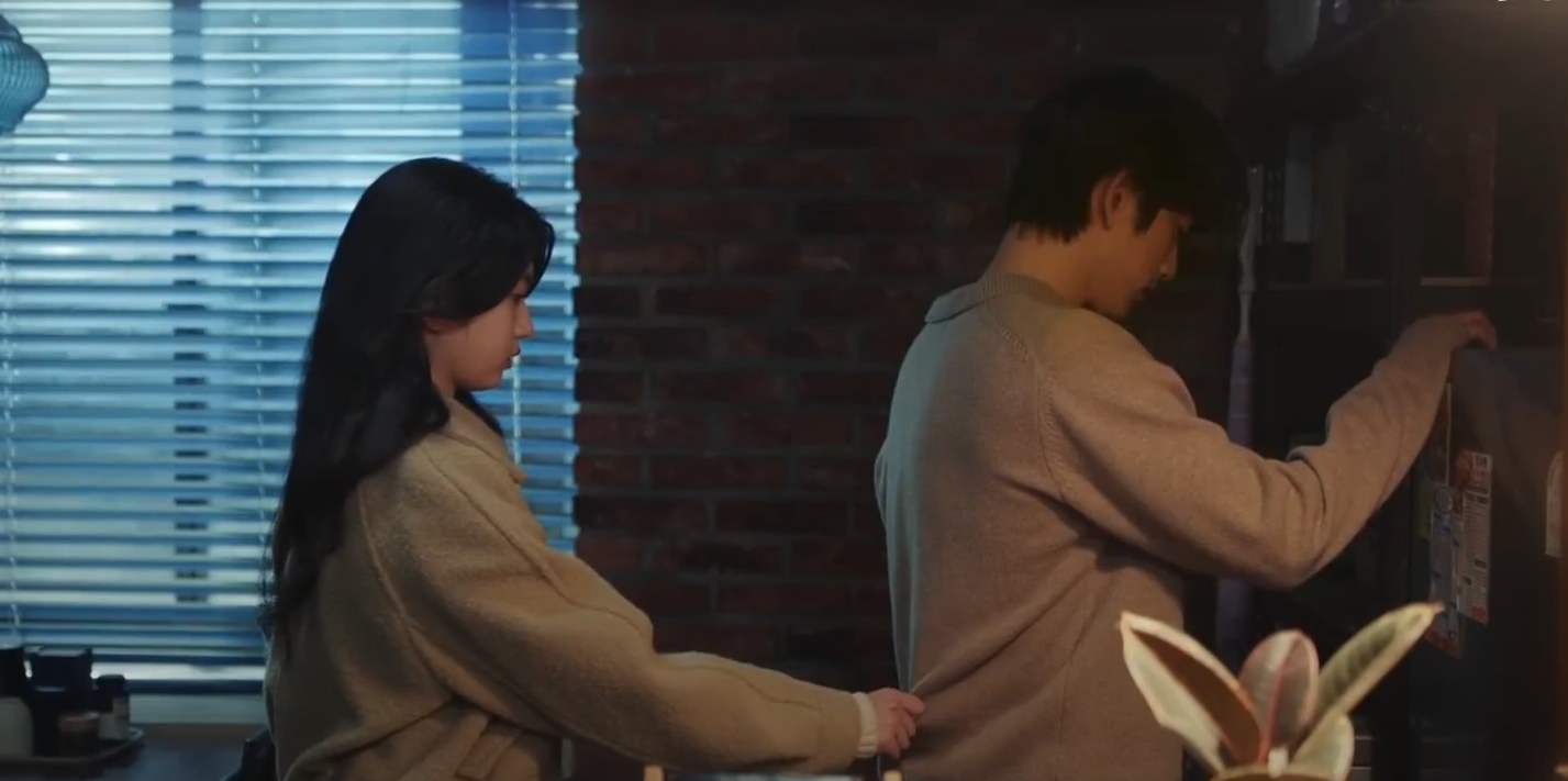 샤이닝 8회 이별 장면 심층 분석, 차갑게 돌아서는 연태서(박진영)의 옷자락을 조심스럽게 붙잡는 임아솔의 불안한 애착과 안타까운 소통 단절