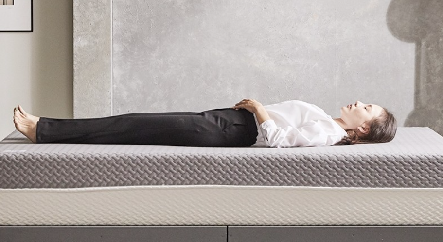 허리 통증 완화를 돕는 침대 관련 사진