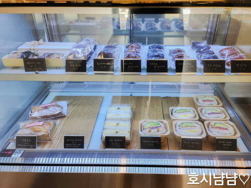 나룰빵집 쇼케이스에 진열된 휘낭시에와 마들렌