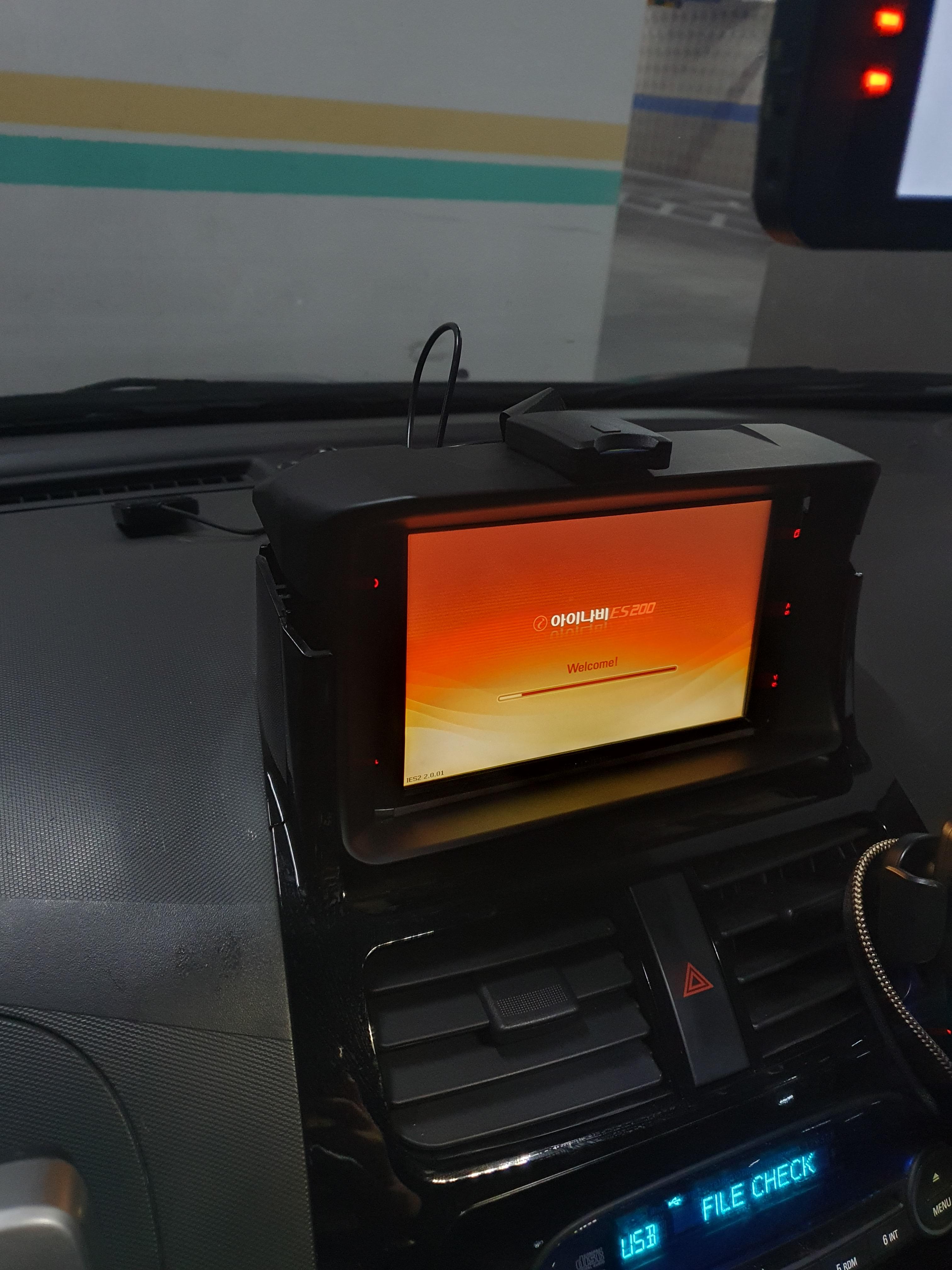 아이나비 ES200에 외장GPS 안테나 연결된 사진