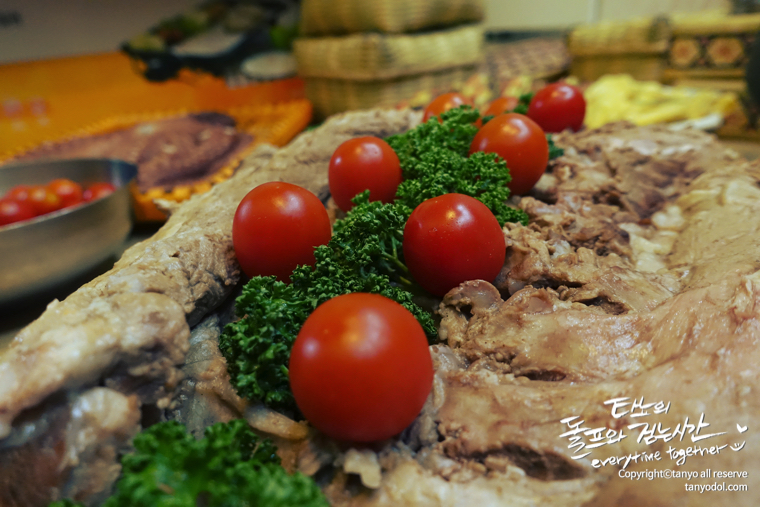 타뇨의셀프웨딩 타뇨 돌프 타뇨의돌프와걷는시간 부케 부토니에 목화부케 겨울부케 겨울결혼식 결혼식 한복드레스 한복 웨딩드레스 한복웨딩드레스 웨딩족두리 셀프웨딩 결혼준비 셀프웨딩메이크업 셀프웨딩헤어 웨딩브로치 면사포 쪽머리 다음블로거 구글애드센스 구글블로거 티스토리 파워블로그 이바지음식 답바지음식 전굽기 예쁜전 모듬전 자매전집 고기산적꼬치 깻잎완자전 표고완자전 버섯전 호박완자전