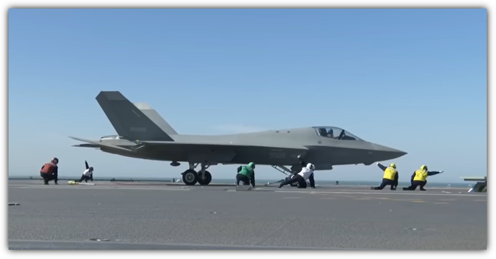 중국 푸젠함에서 이륙중인 J-35 스텔스기