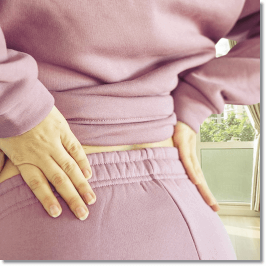 신장염으로 허리가 아픈 여성