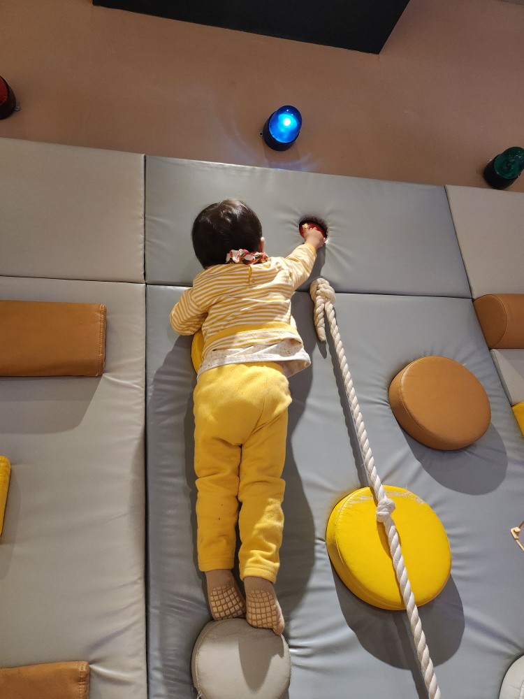 암벽등반을 하는 아이