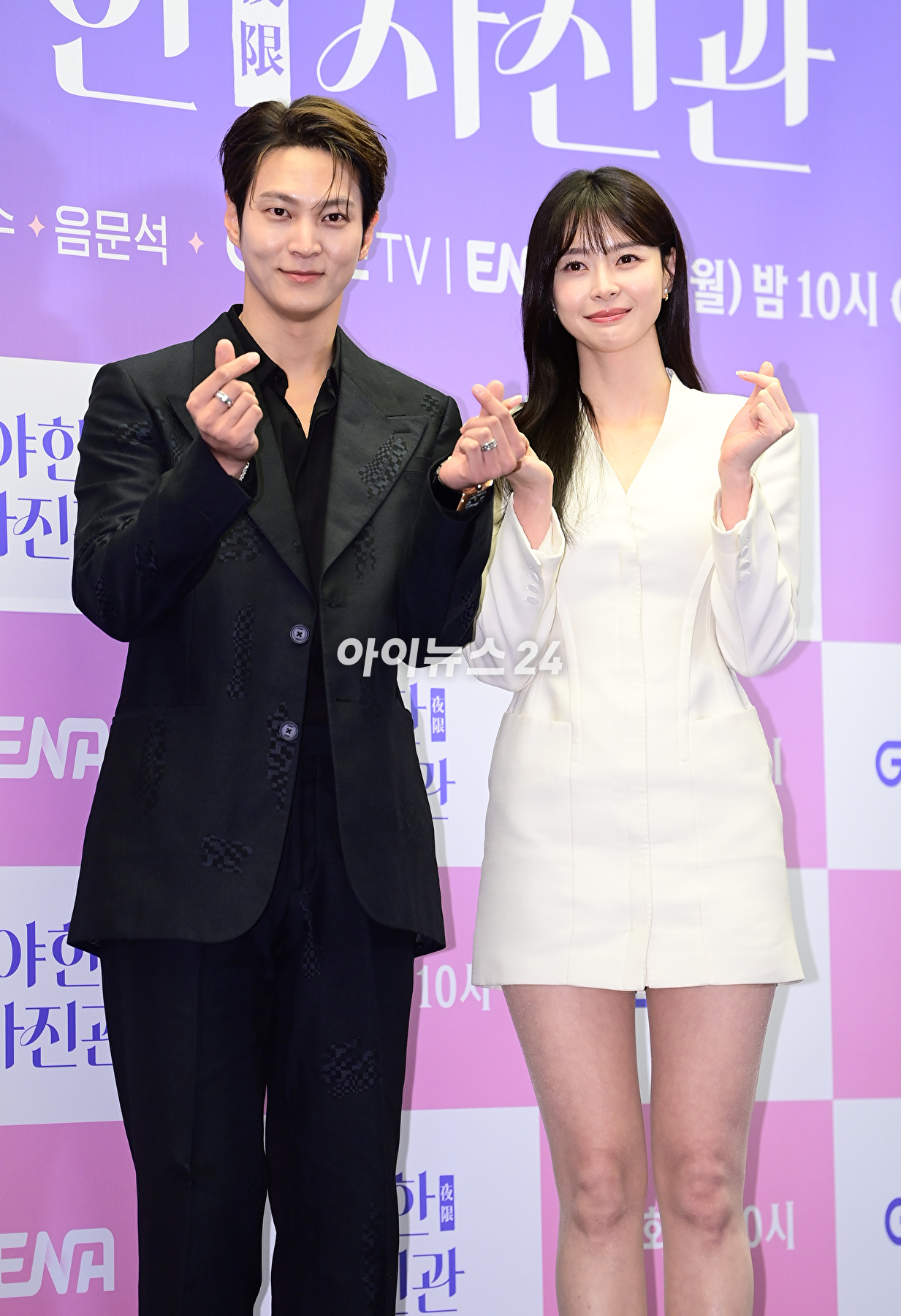 배우 주원과 권나라가 11일 오후 서울 마포구 스탠포드호텔에서 열린 지니 TV 오리지널 '야한(夜限) 사진관' 제작발표회에서 포즈를 취하고 있다. [사진=정소희 기자]