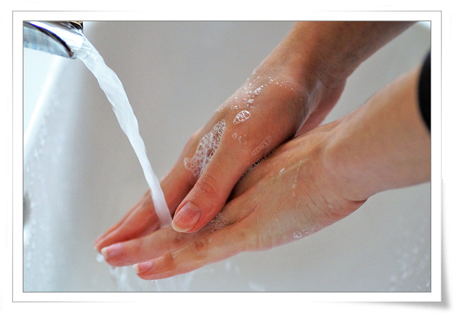 여성이 깨끗하게 손을 씻고 있다